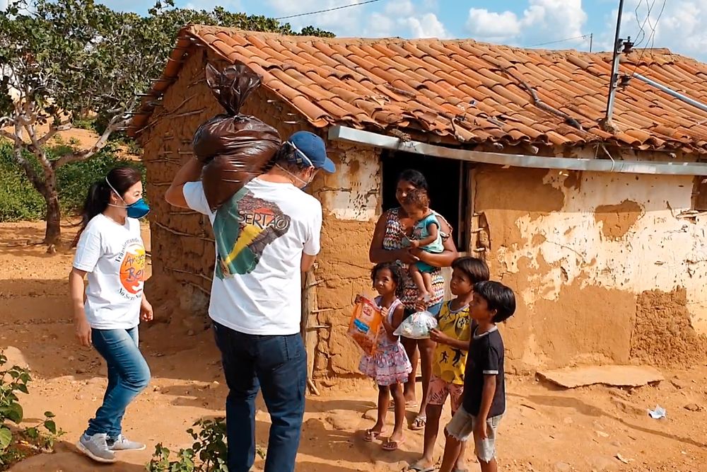 Amigos do Bem, en Brasil, distribuyó 60,000 canastas de alimentos básicos, 20,000 kits de higiene y logró abastecer cisternas con 25 millones de litros de agua.