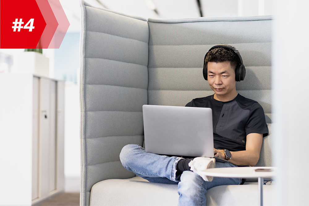 Hao, empleado de Henkel, director de Mobile App Factory, con auriculares y su computadora portátil