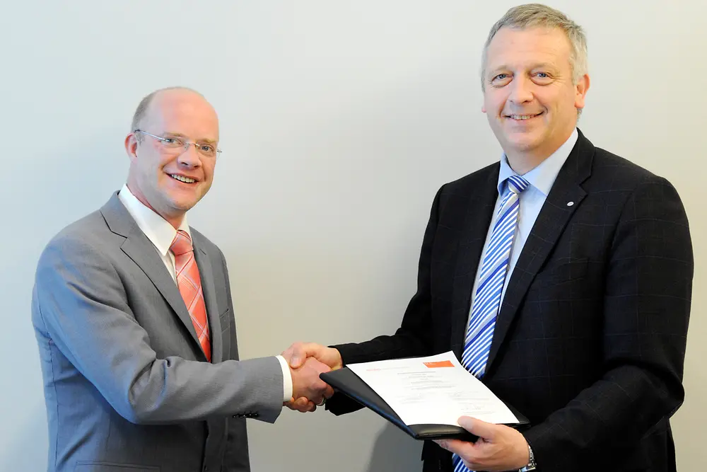 Prof. Dr. Roland Reichardt, Vizepräsident für Studium, Lehre und Internationales an der FH Düsseldorf (l.), und Dr. Loert de Riese-Meyer, Ausbildungsleiter bei Henkel (r.) freuen sich auf die zukünftige Zusammenarbeit