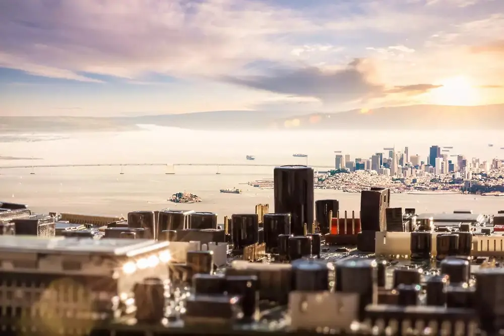 Vista panorámica de la ciudad con edificios modernos bajo un cielo de atardecer.