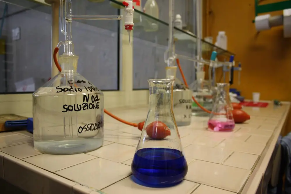 Bei Alumec wird permanent im eigenen Labor die Qualität der eingesetzten Chemikalien überprüft. Der Einsatz von Alodine 5992 im Konversionsverfahren erleichtert die Abwasserbehandlung und Entsorgung