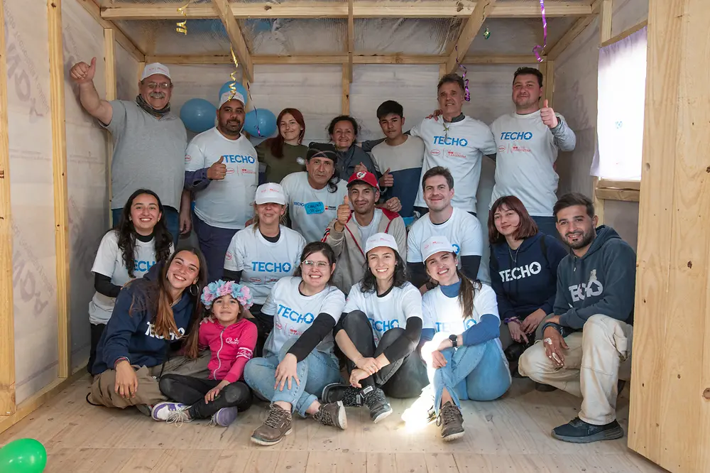 La compañía participó de dos jornadas de trabajo comunitario en el barrio Veintiocho de Octubre en La Matanza, donde sus colaboradores, una familia y voluntarios de TECHO construyeron una vivienda.
