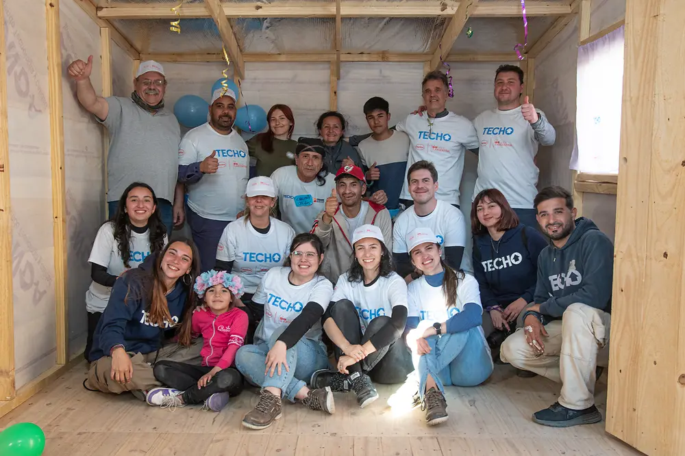 La compañía participó de dos jornadas de trabajo comunitario en el barrio Veintiocho de Octubre en La Matanza, donde sus colaboradores, una familia y voluntarios de TECHO construyeron una vivienda.