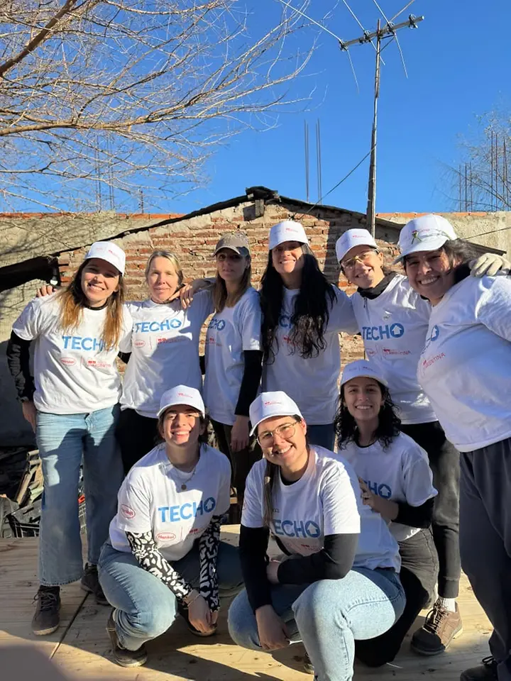 La compañía participó de dos jornadas de trabajo comunitario en el barrio Veintiocho de Octubre en La Matanza, donde sus colaboradores, una familia y voluntarios de TECHO construyeron una vivienda.