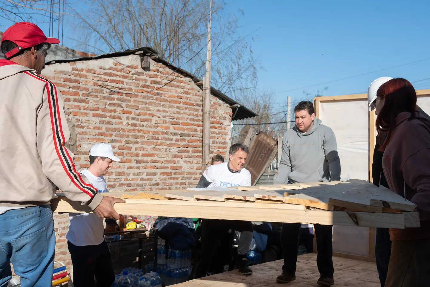 La compañía participó de dos jornadas de trabajo comunitario en el barrio Veintiocho de Octubre en La Matanza, donde sus colaboradores, una familia y voluntarios de TECHO construyeron una vivienda.