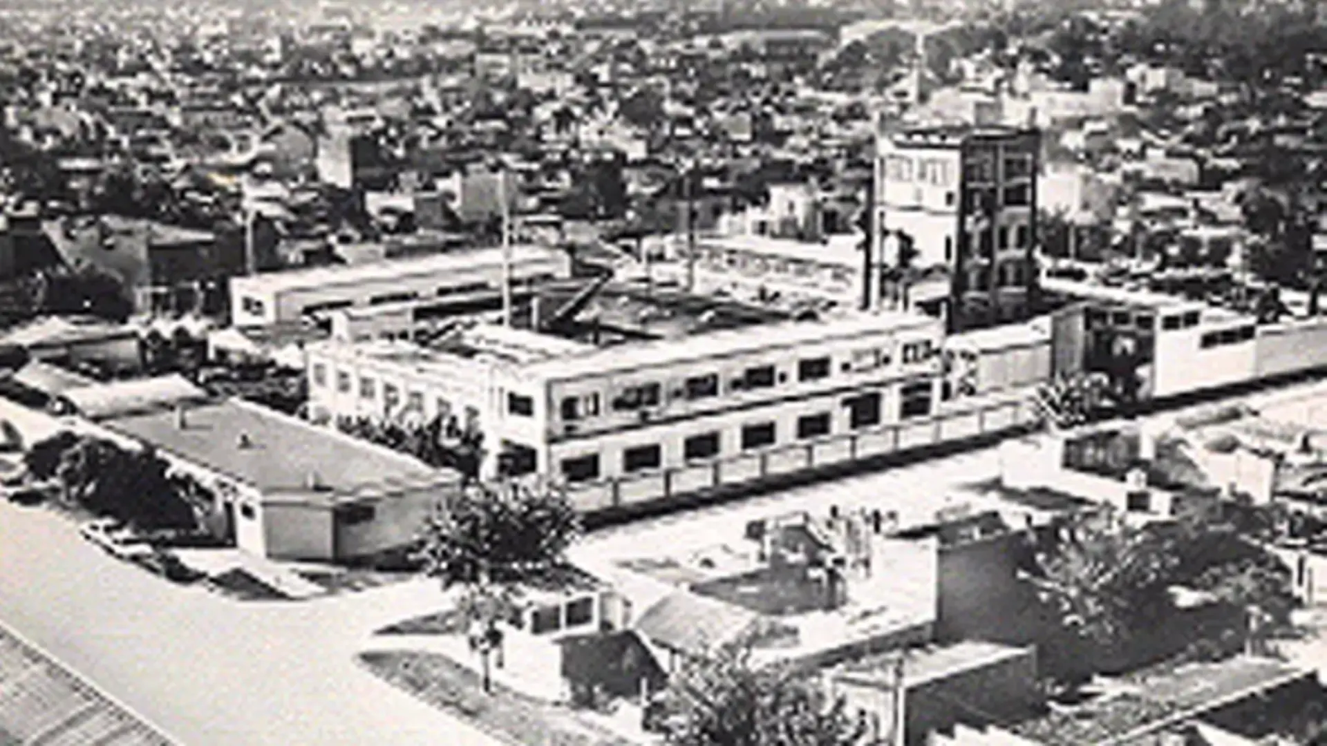 Imagen de las instalaciones adquiridas en blanco y negro.