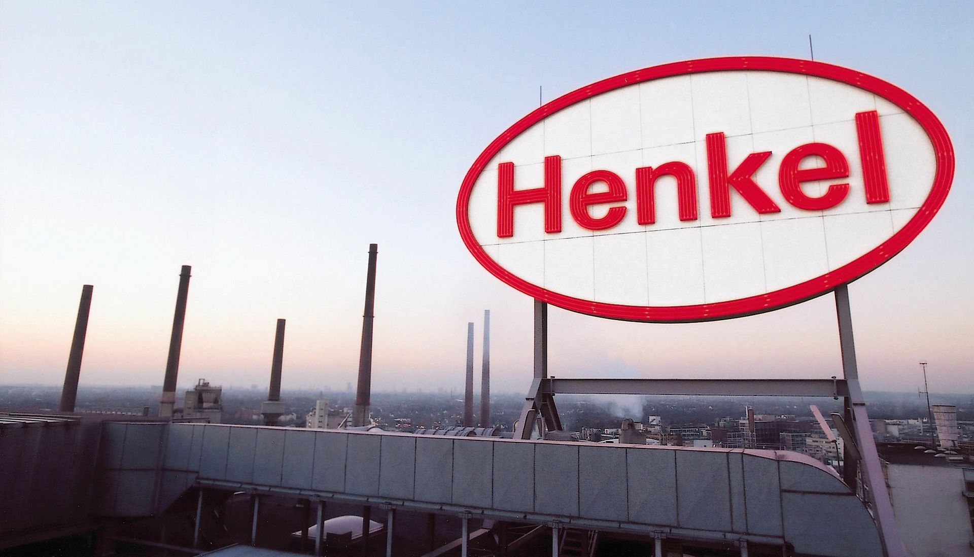 Logo de Henkel en un techo en Duesseldorf.