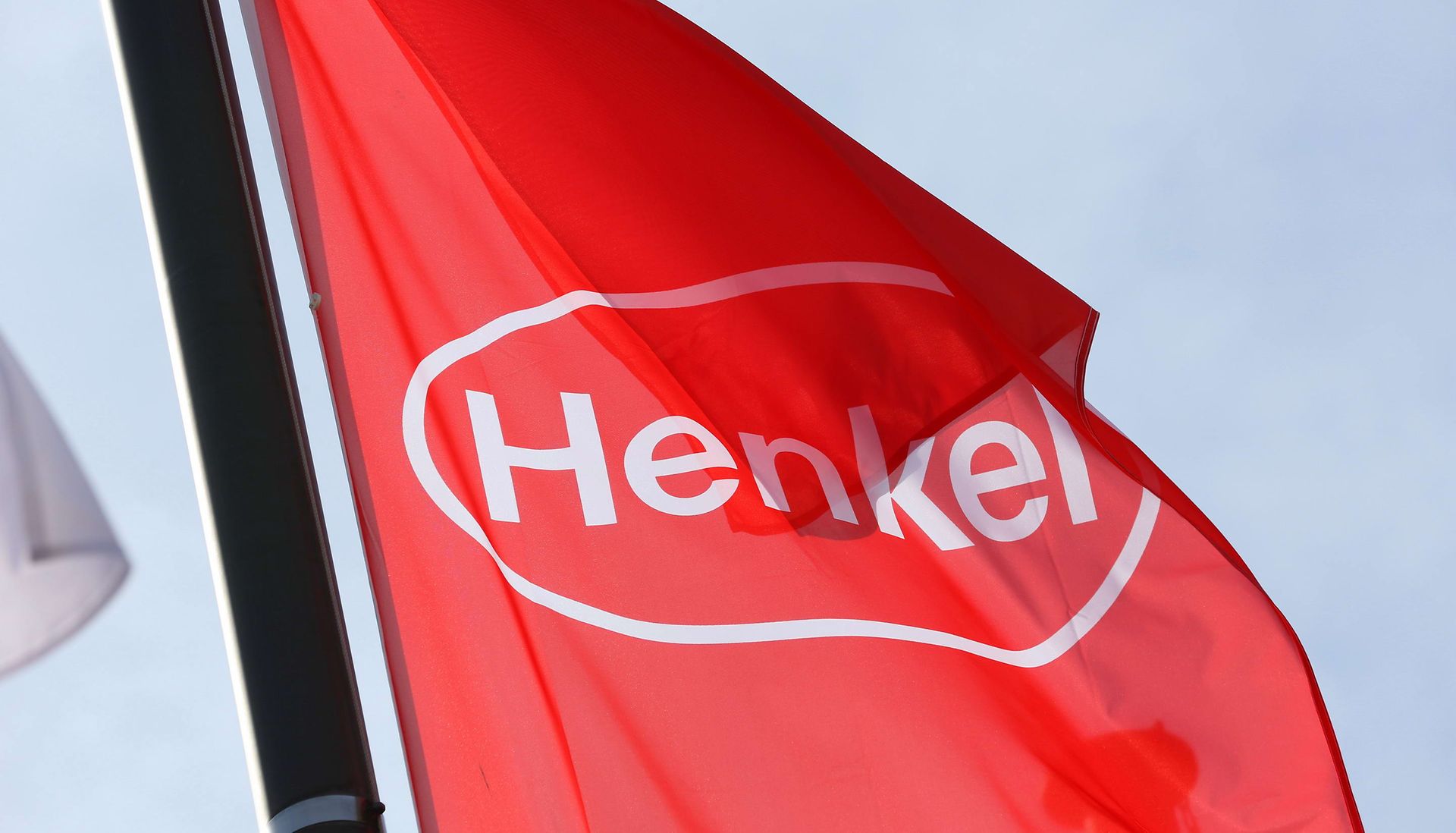 Bandera roja con el logo Henkel