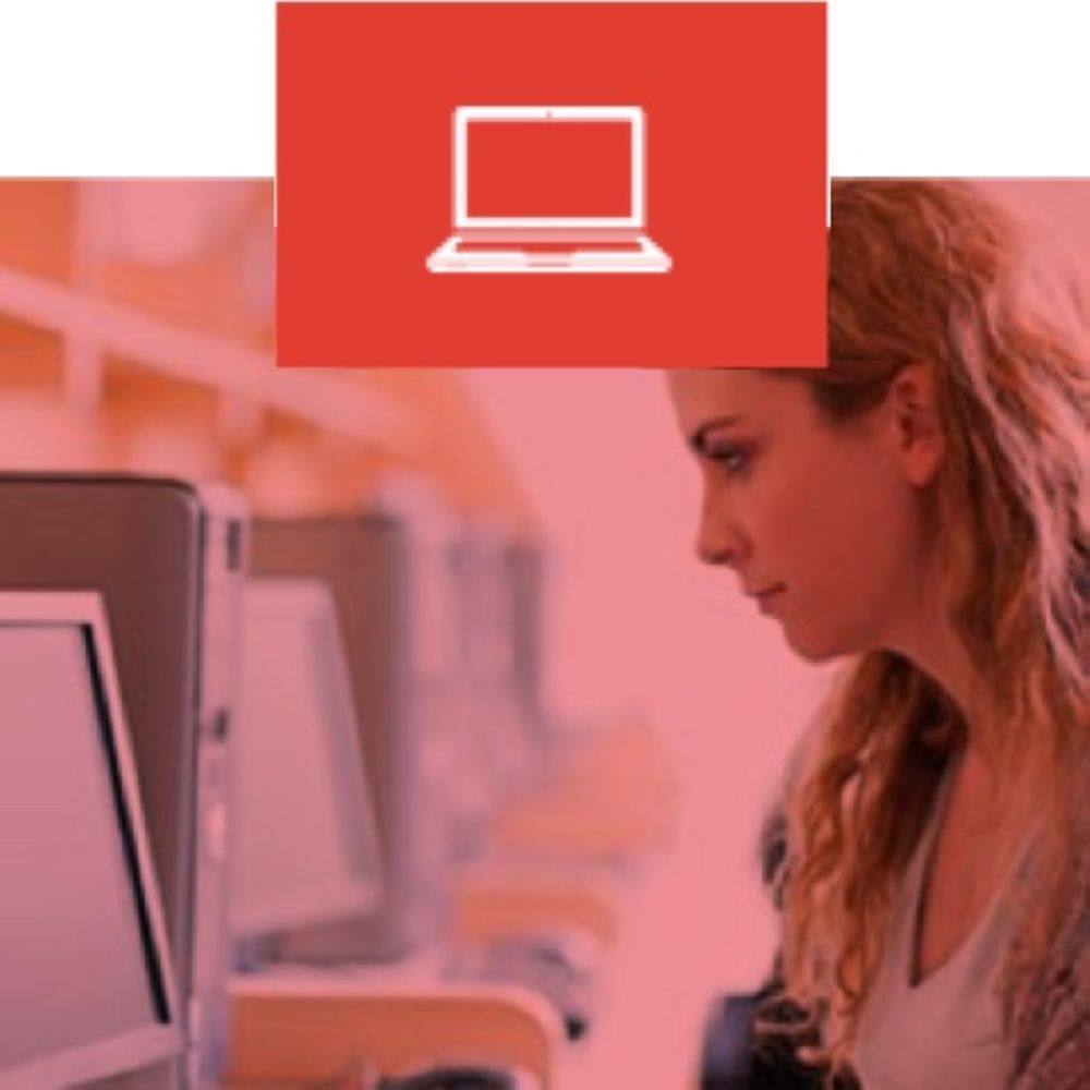 Mujer rubia sentada en su ordenador durante el proceso de aplicación online de Henkel. 